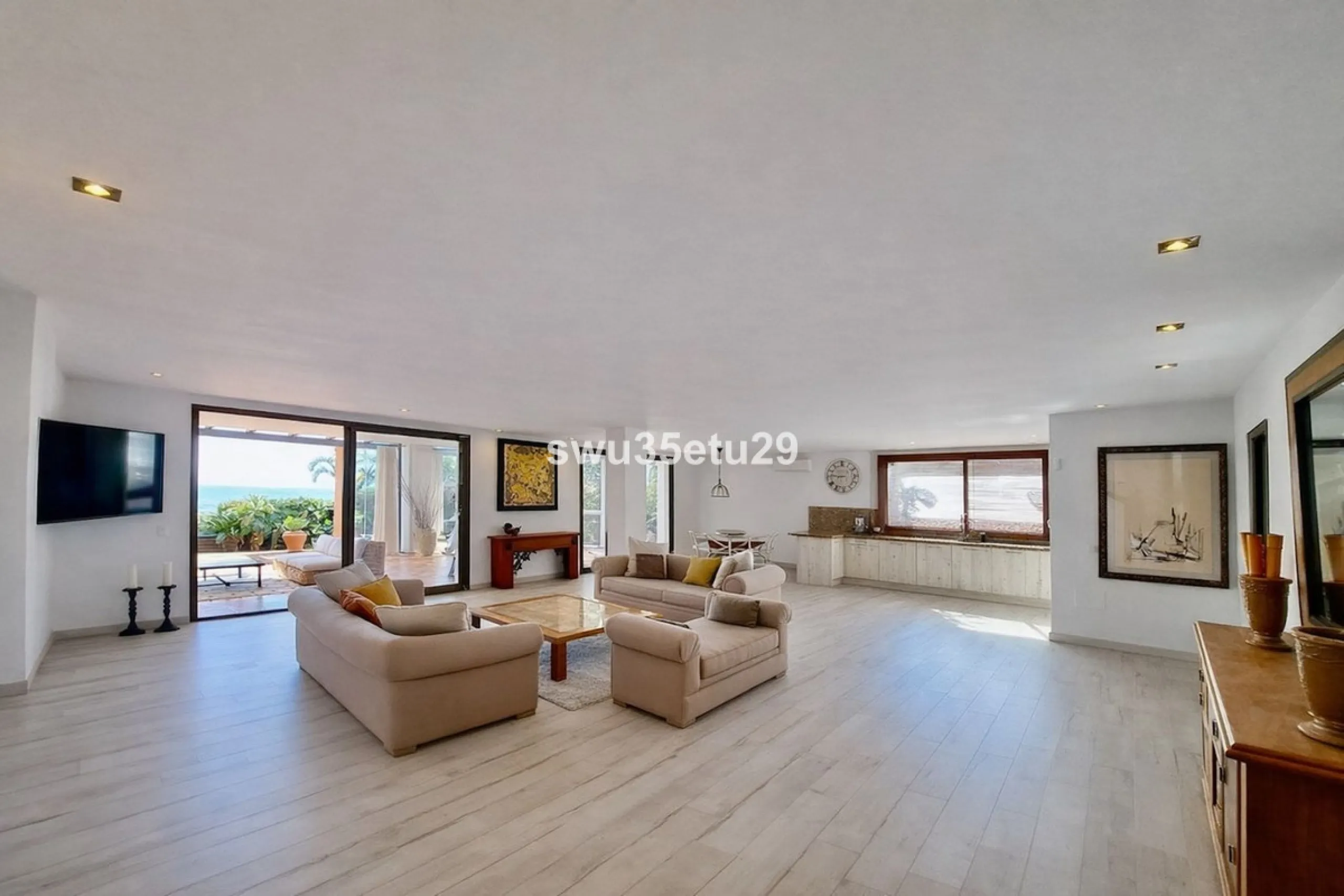 Discover this luxurious corner apartment in La Mairena, just minutes from Marbella.