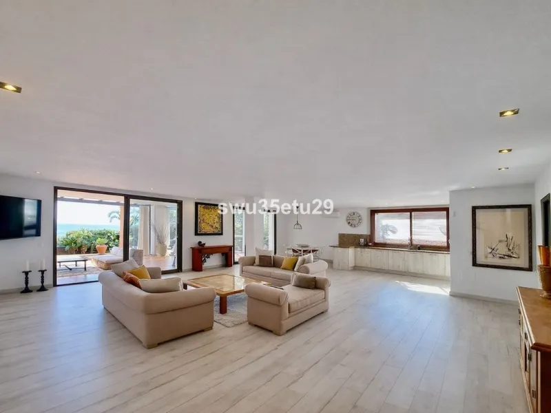 Discover this luxurious corner apartment in La Mairena, just minutes from Marbella.