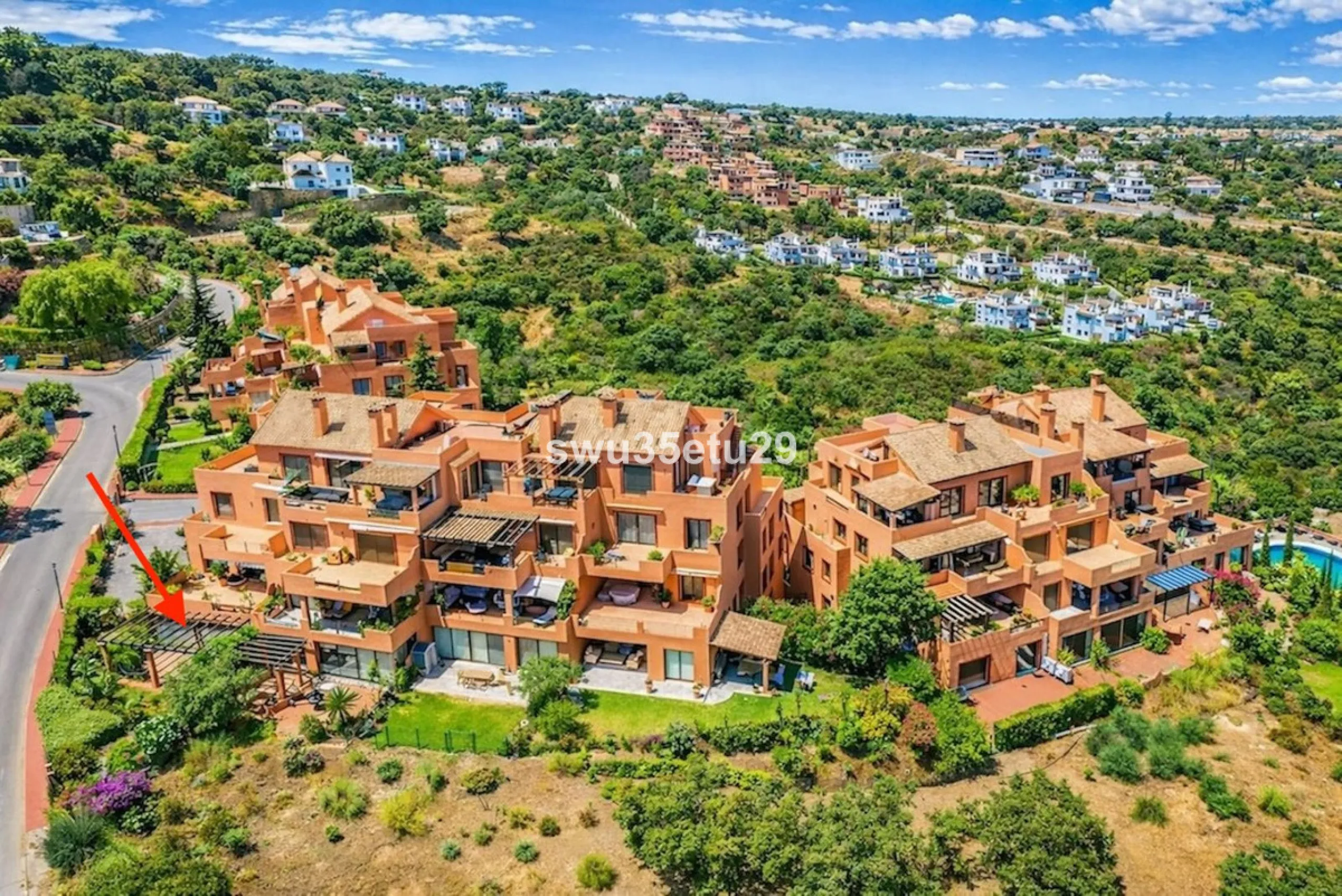 Discover this luxurious corner apartment in La Mairena, just minutes from Marbella.