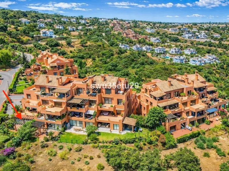 Discover this luxurious corner apartment in La Mairena, just minutes from Marbella.