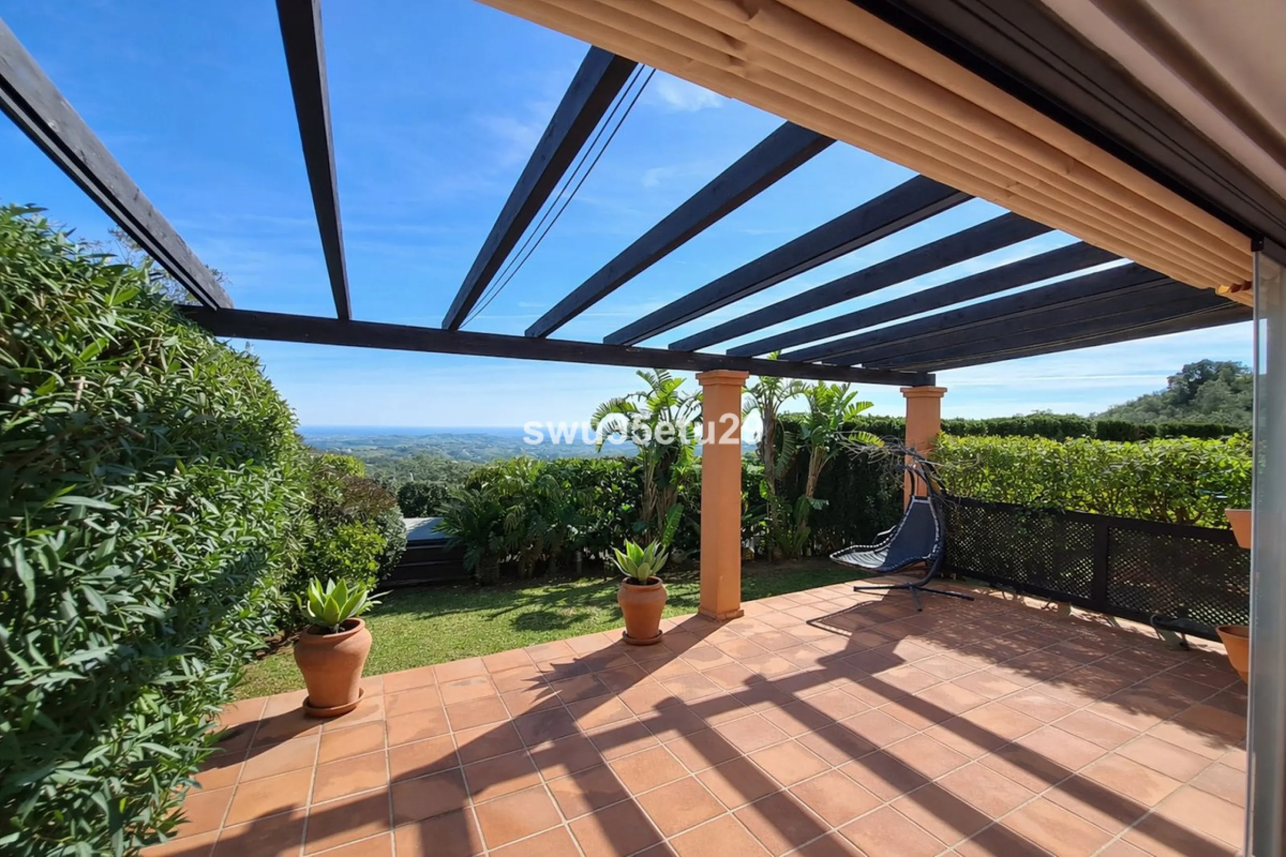 Discover this luxurious corner apartment in La Mairena, just minutes from Marbella.