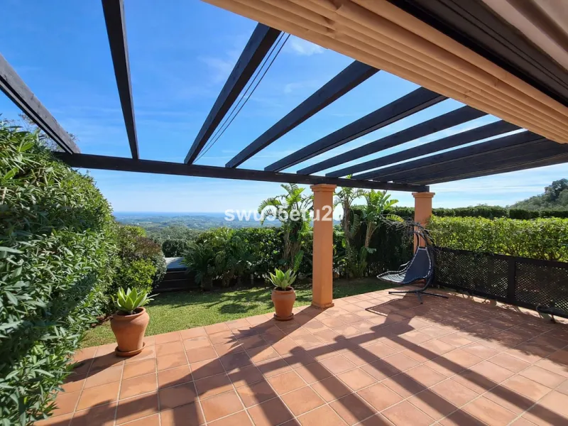 Discover this luxurious corner apartment in La Mairena, just minutes from Marbella.