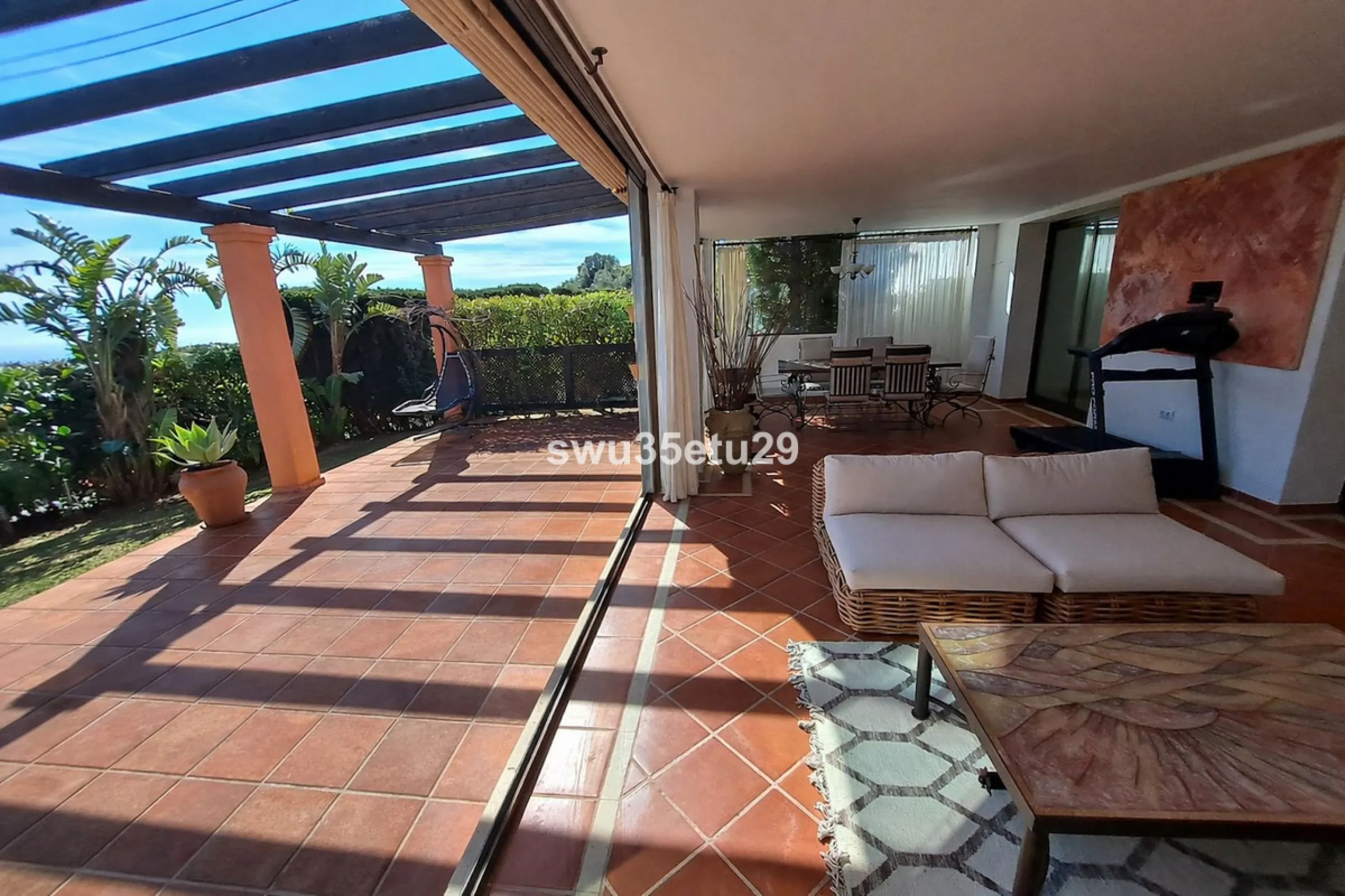Discover this luxurious corner apartment in La Mairena, just minutes from Marbella.
