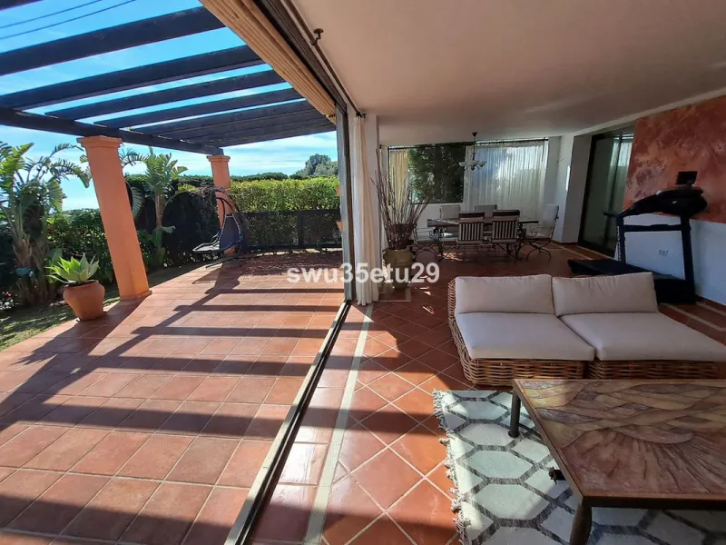 Discover this luxurious corner apartment in La Mairena, just minutes from Marbella.