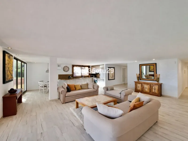Discover this luxurious corner apartment in La Mairena, just minutes from Marbella.
