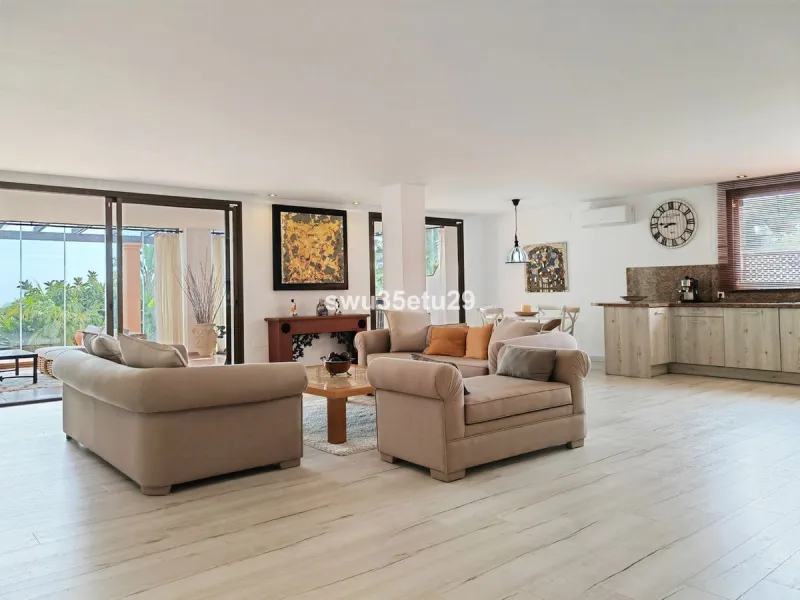 Discover this luxurious corner apartment in La Mairena, just minutes from Marbella.