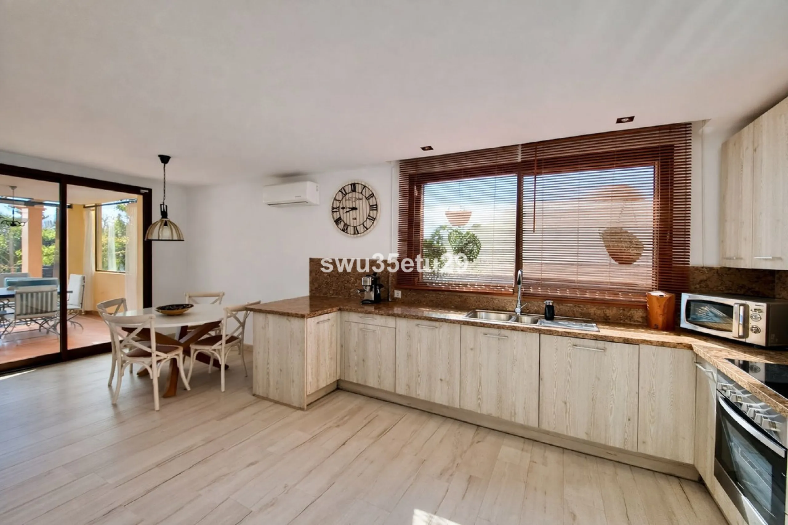 Discover this luxurious corner apartment in La Mairena, just minutes from Marbella.