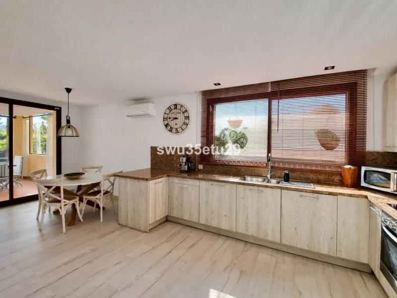 Discover this luxurious corner apartment in La Mairena, just minutes from Marbella.