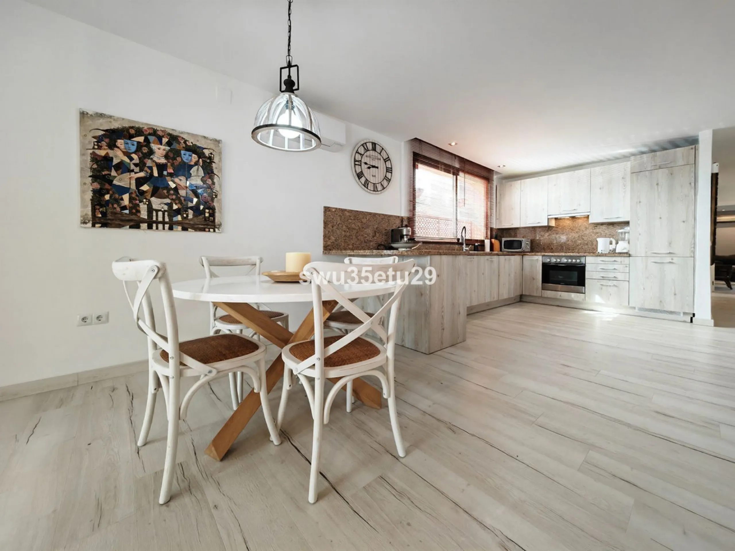 Discover this luxurious corner apartment in La Mairena, just minutes from Marbella.