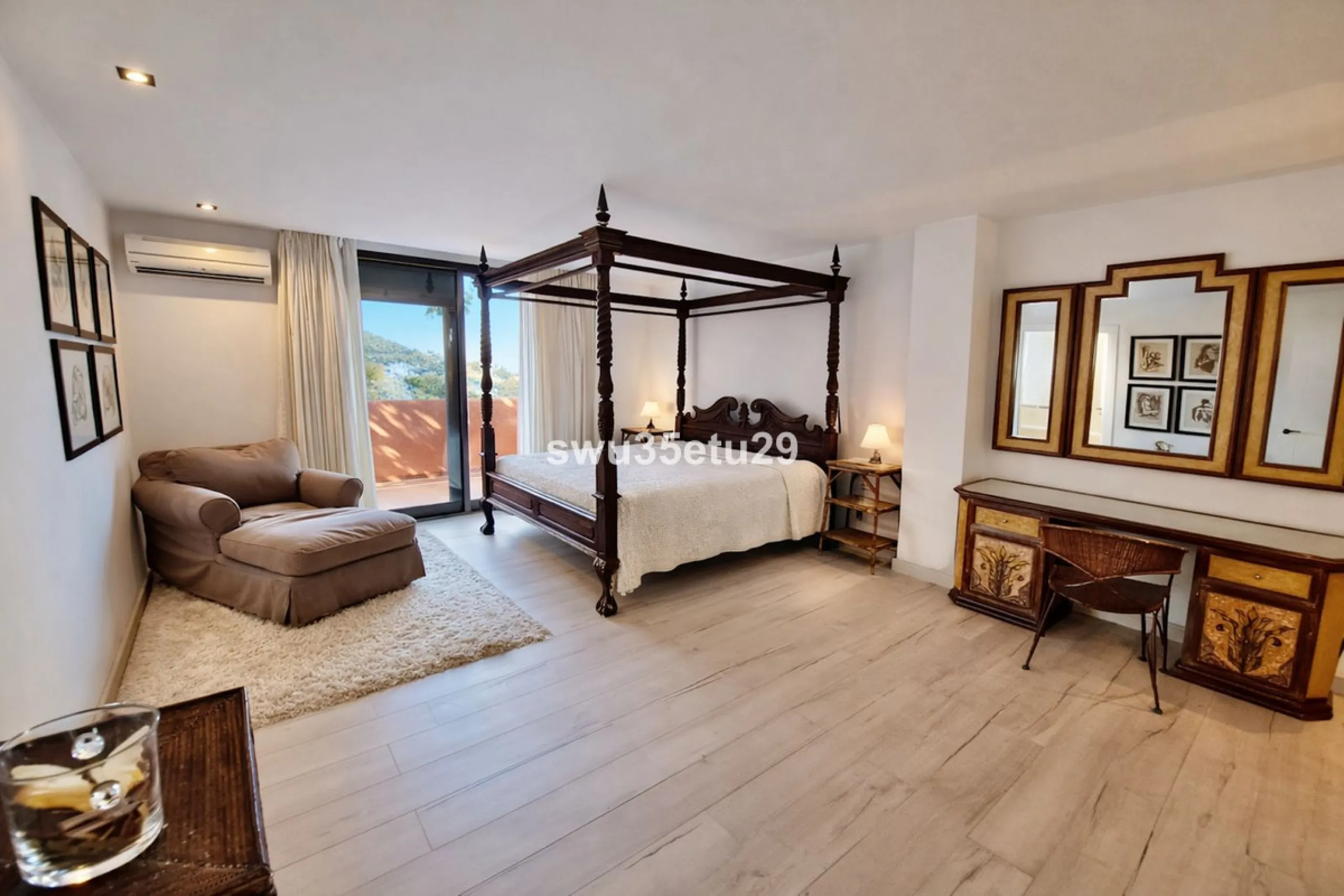 Discover this luxurious corner apartment in La Mairena, just minutes from Marbella.