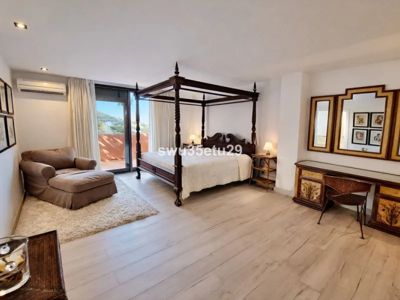 Discover this luxurious corner apartment in La Mairena, just minutes from Marbella.