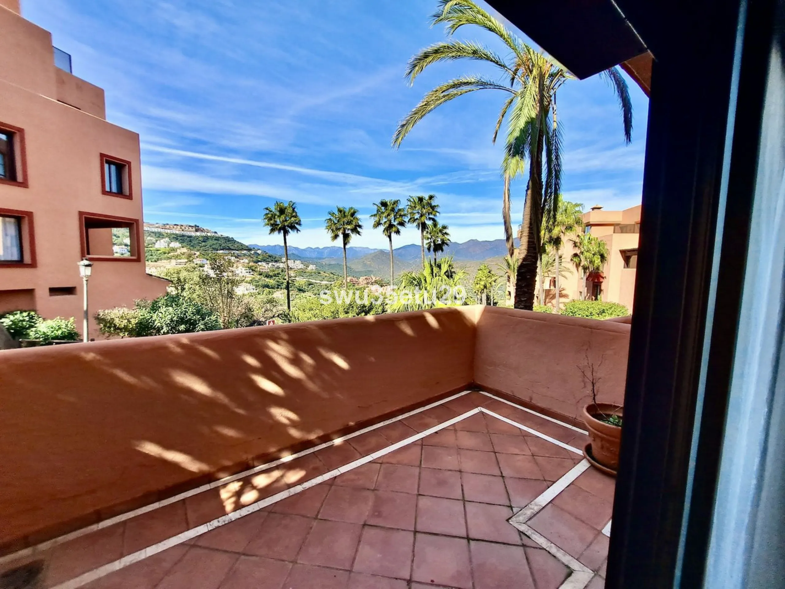 Discover this luxurious corner apartment in La Mairena, just minutes from Marbella.