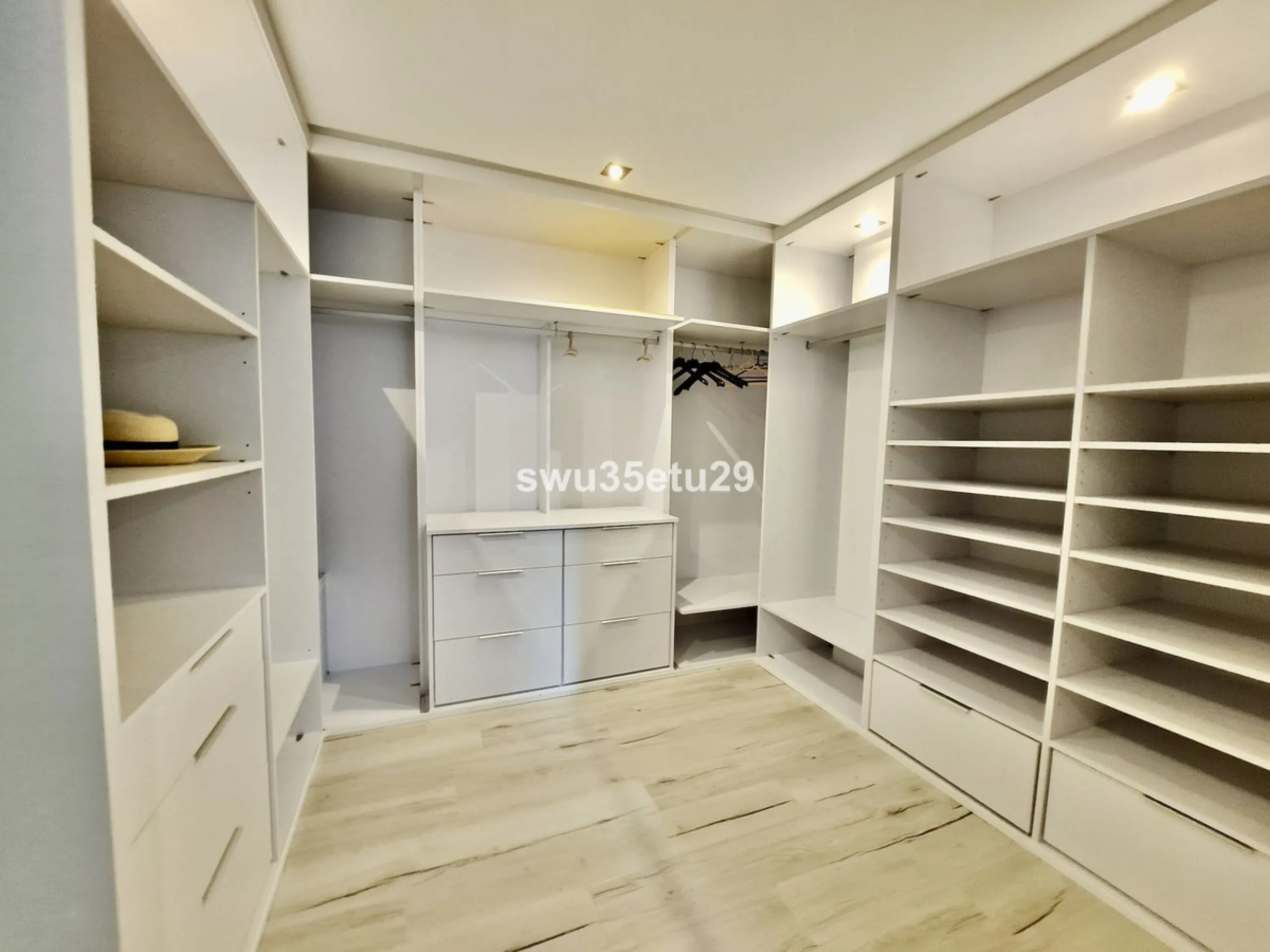 Discover this luxurious corner apartment in La Mairena, just minutes from Marbella.