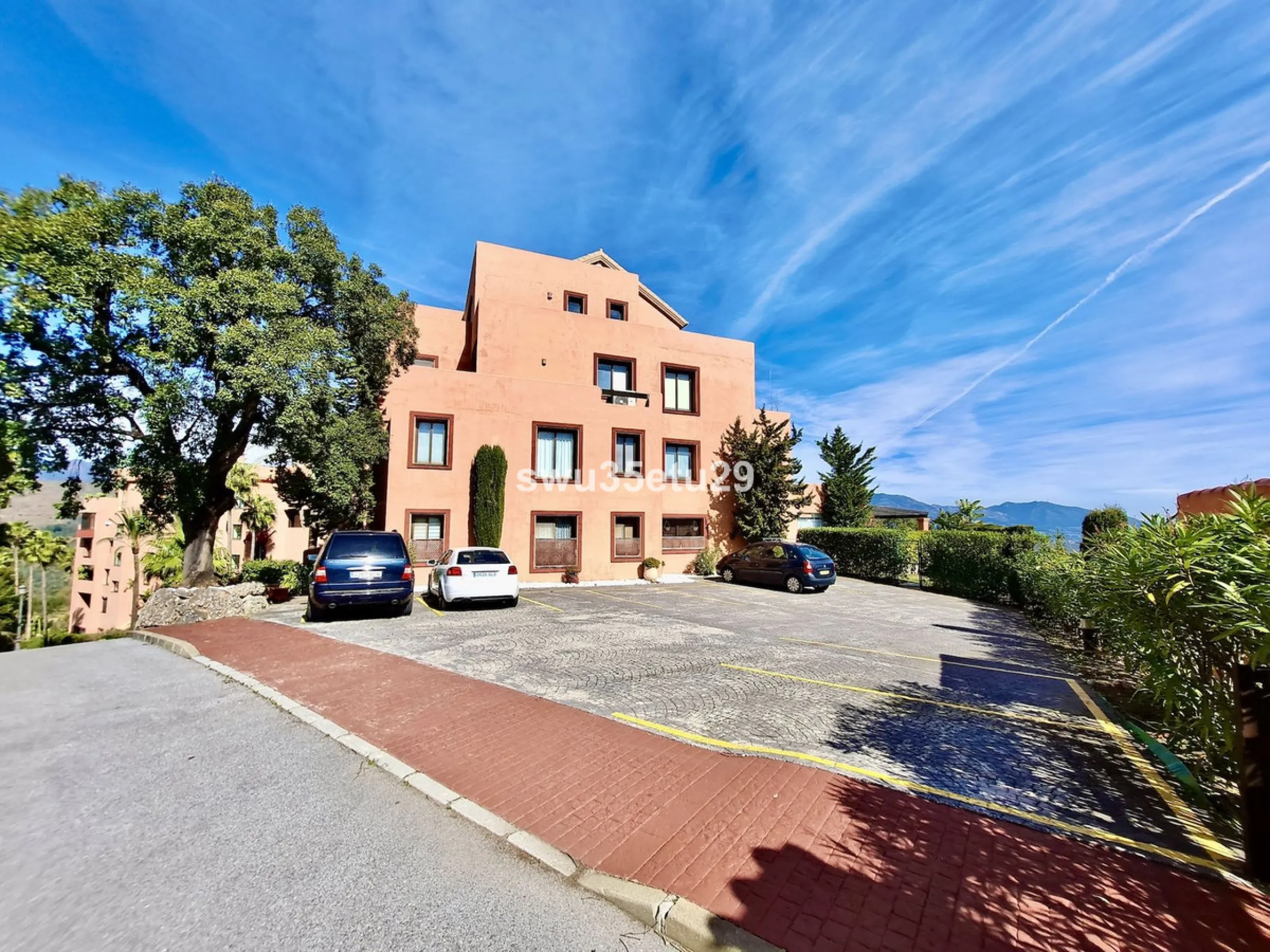 Discover this luxurious corner apartment in La Mairena, just minutes from Marbella.