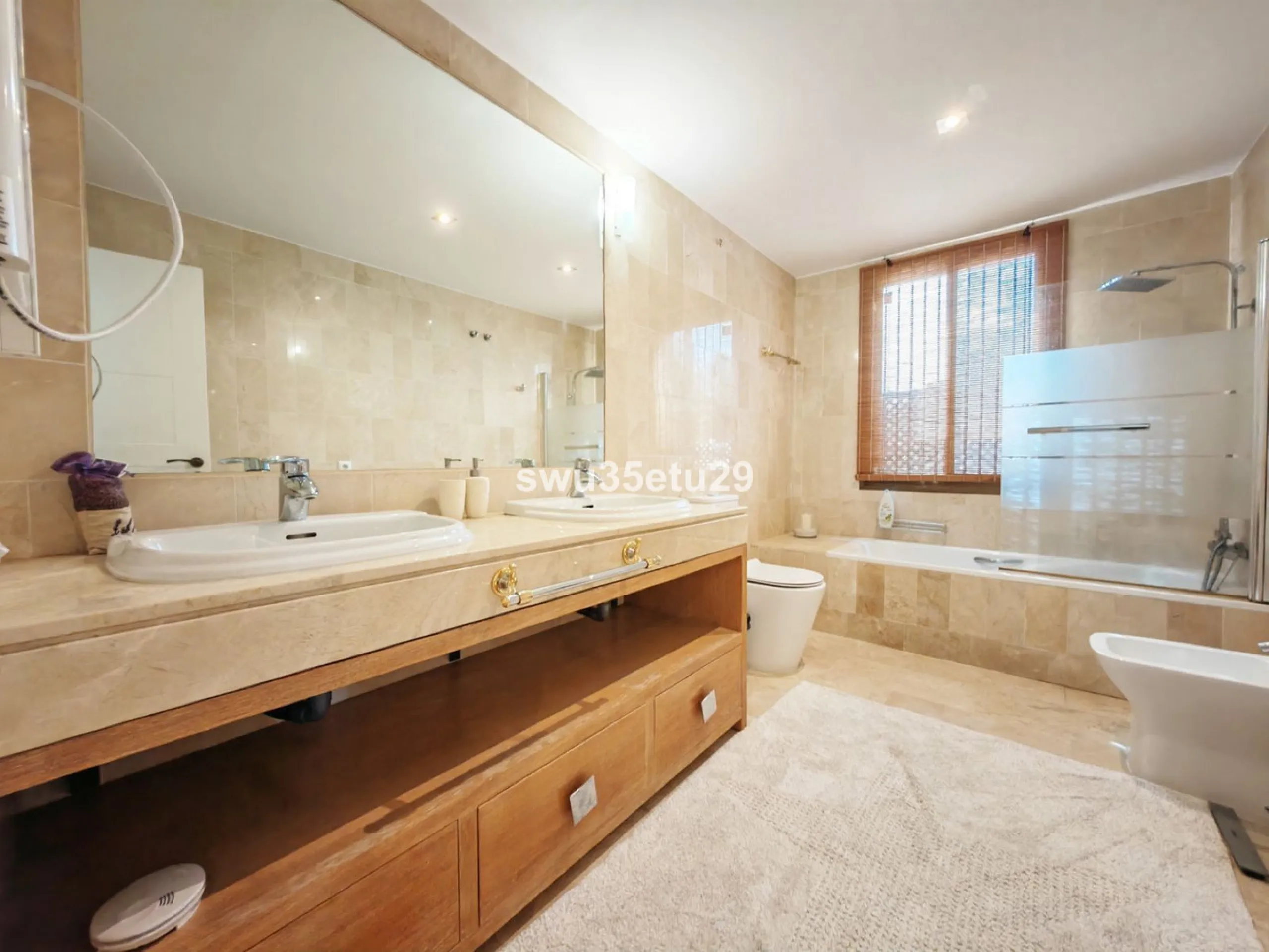 Discover this luxurious corner apartment in La Mairena, just minutes from Marbella.