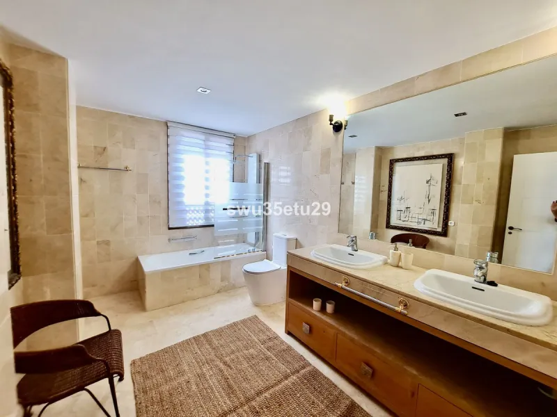 Discover this luxurious corner apartment in La Mairena, just minutes from Marbella.