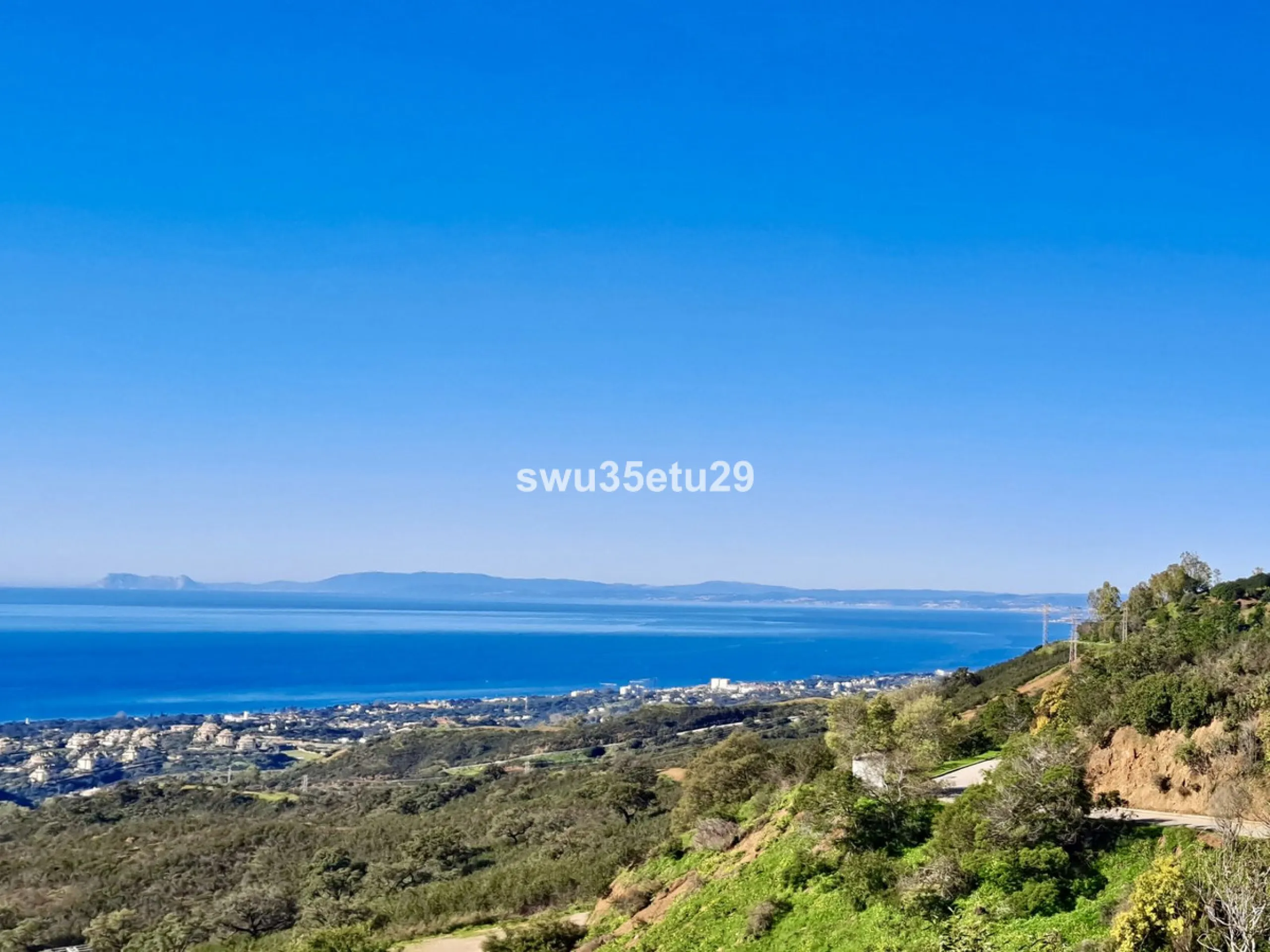 Discover this luxurious corner apartment in La Mairena, just minutes from Marbella.