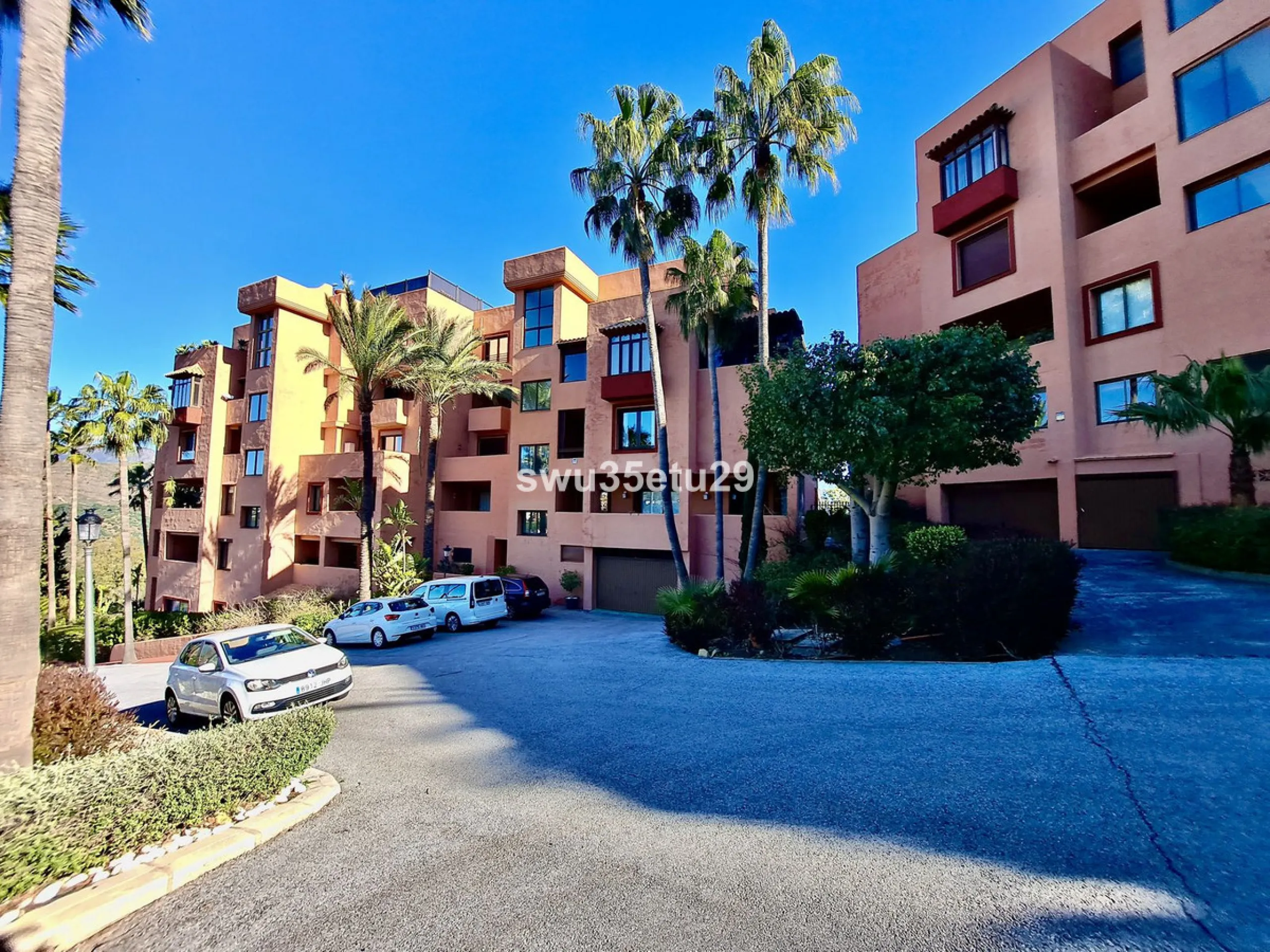 Discover this luxurious corner apartment in La Mairena, just minutes from Marbella.