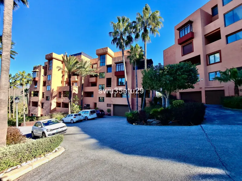 Discover this luxurious corner apartment in La Mairena, just minutes from Marbella.
