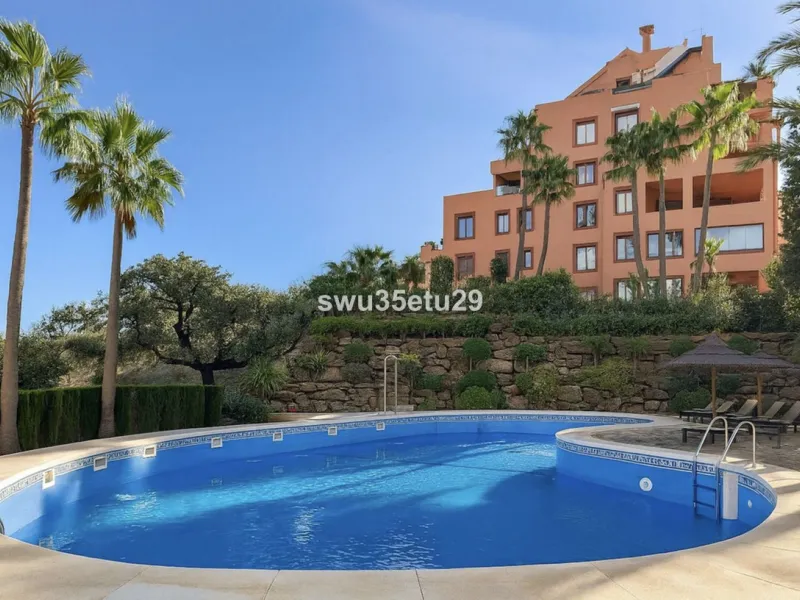 Discover this luxurious corner apartment in La Mairena, just minutes from Marbella.