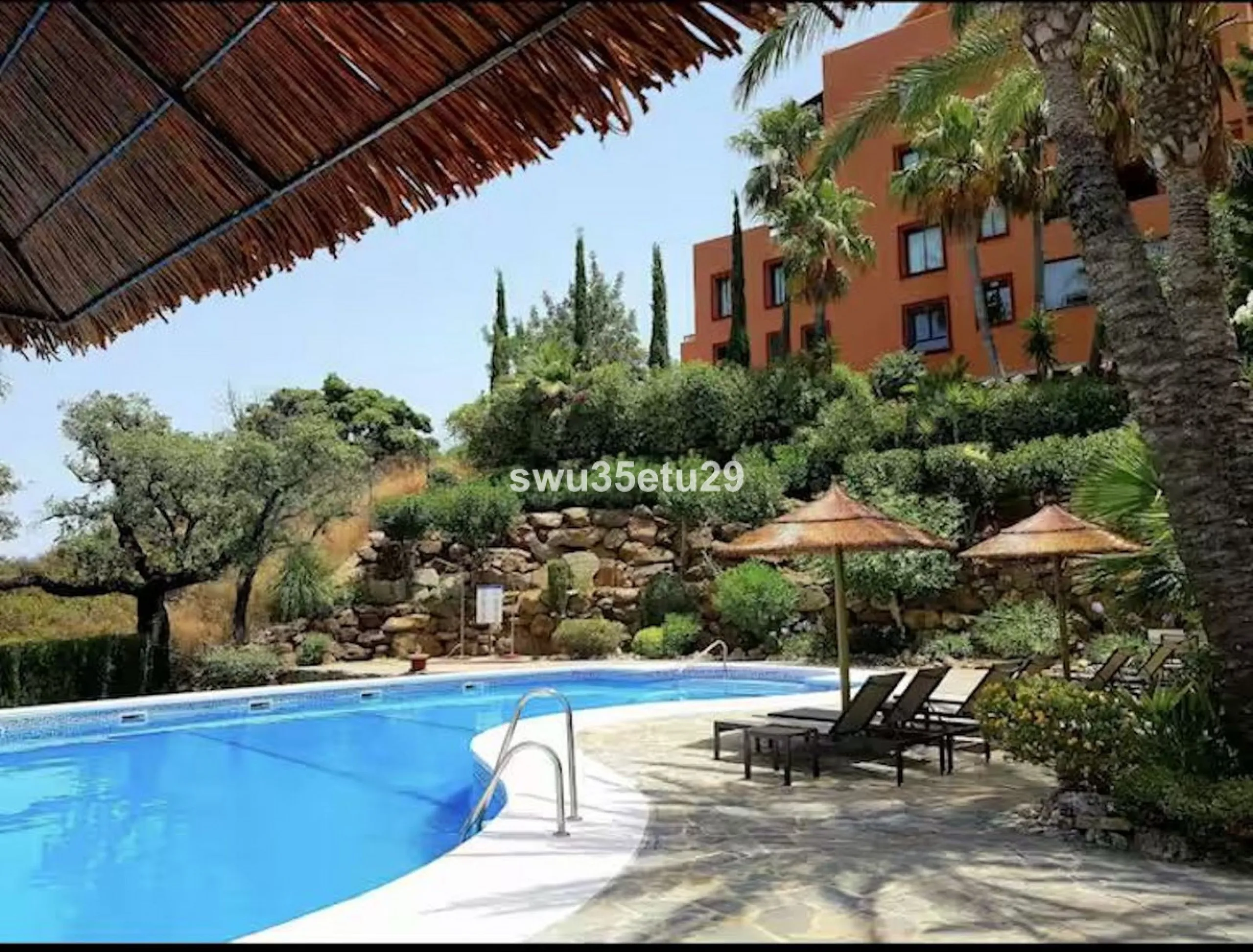 Discover this luxurious corner apartment in La Mairena, just minutes from Marbella.