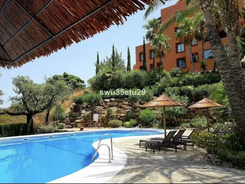 Discover this luxurious corner apartment in La Mairena, just minutes from Marbella.