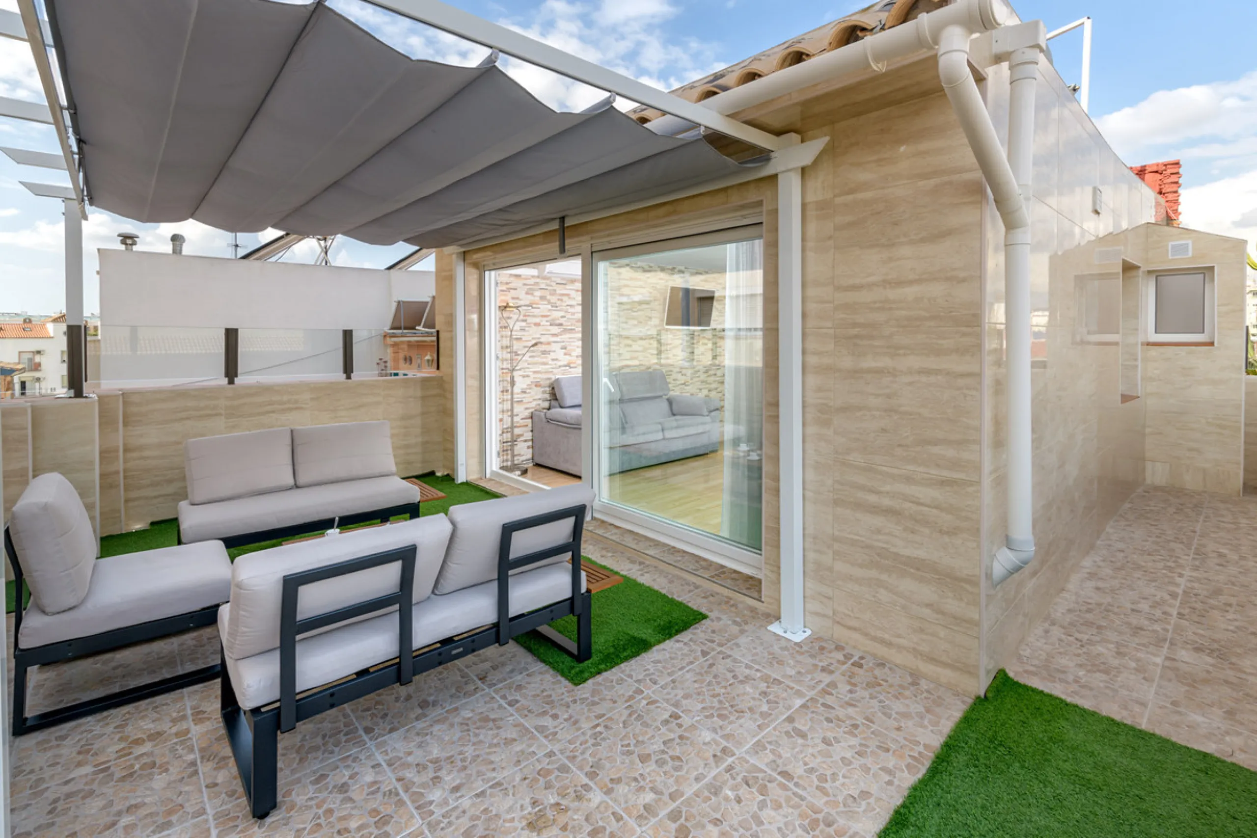 Stunning Modern Duplex with Tourist License — Proven High Yield Investment