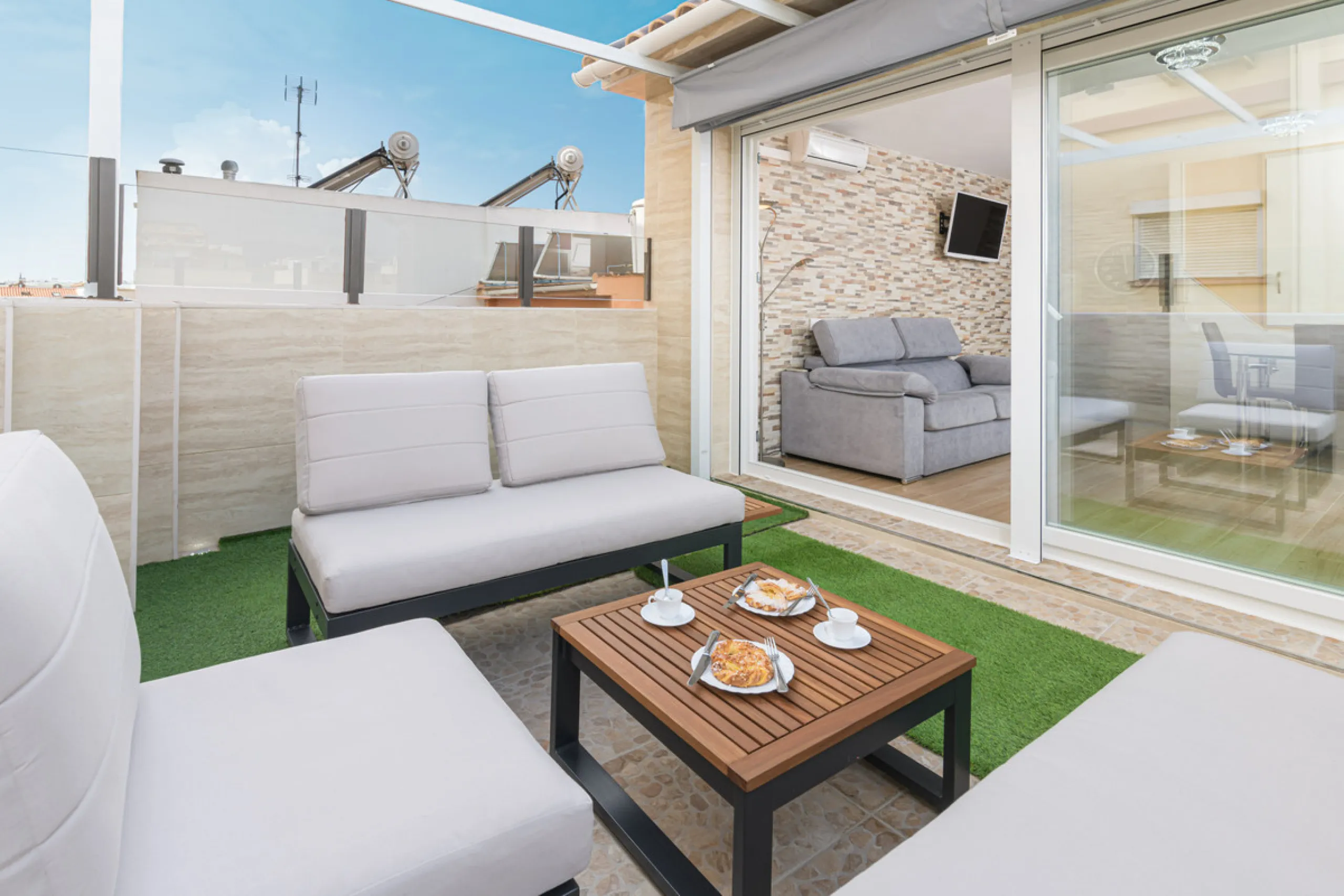 Stunning Modern Duplex with Tourist License — Proven High Yield Investment
