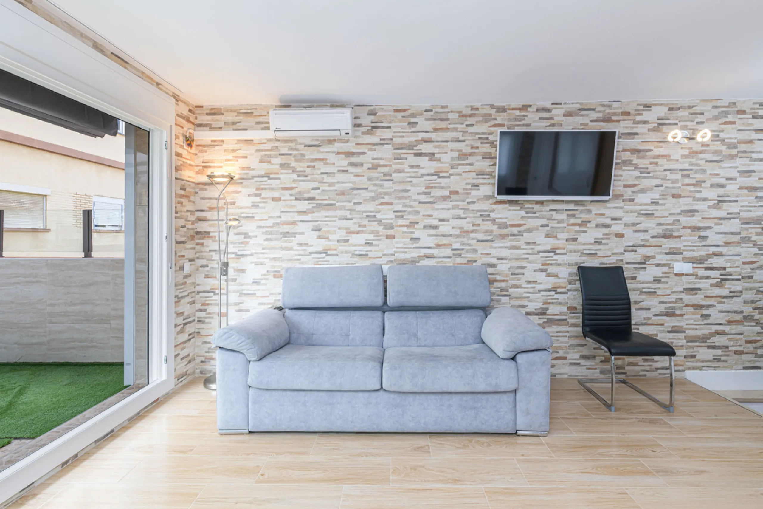 Stunning Modern Duplex with Tourist License — Proven High Yield Investment