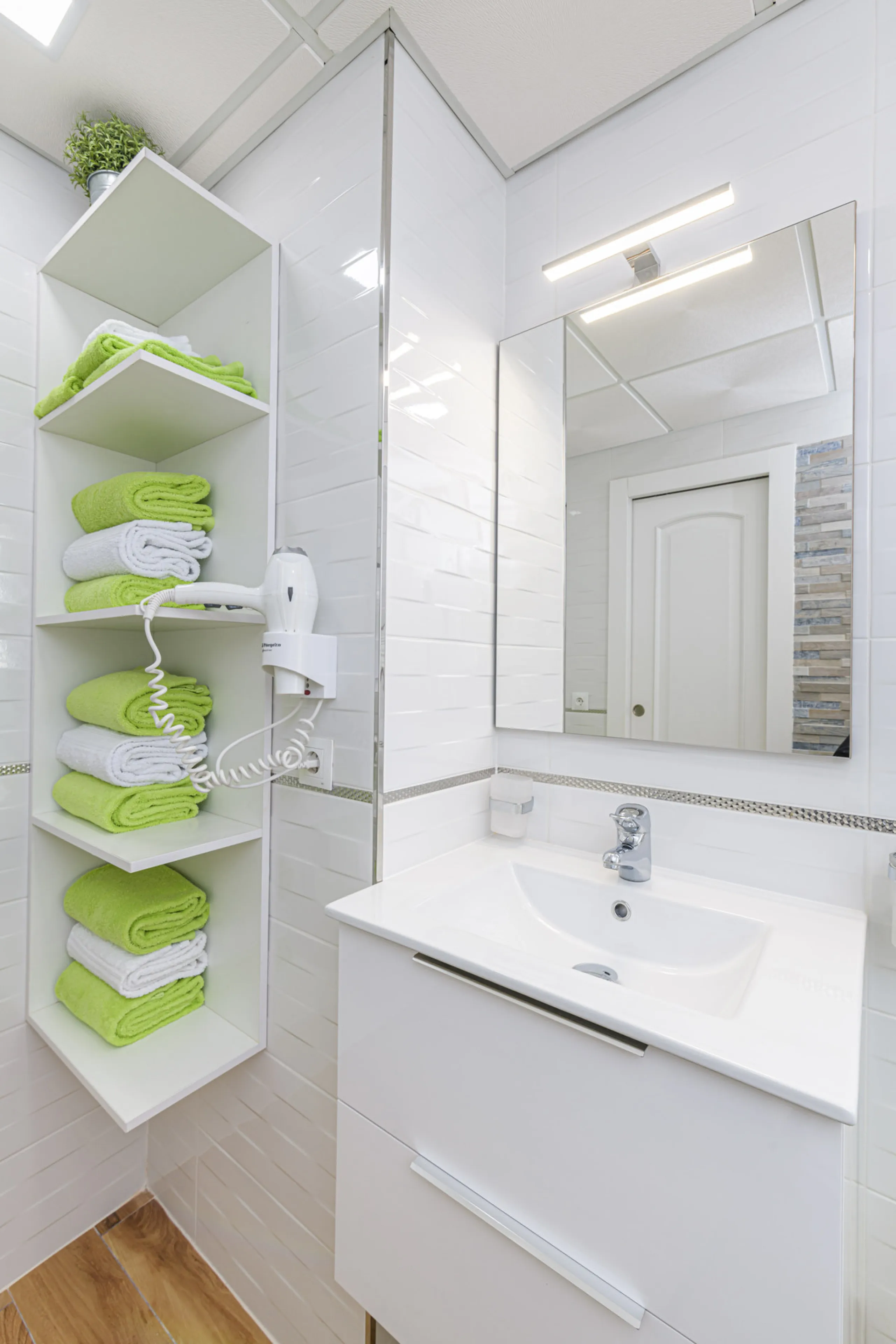 Stunning Modern Duplex with Tourist License — Proven High Yield Investment
