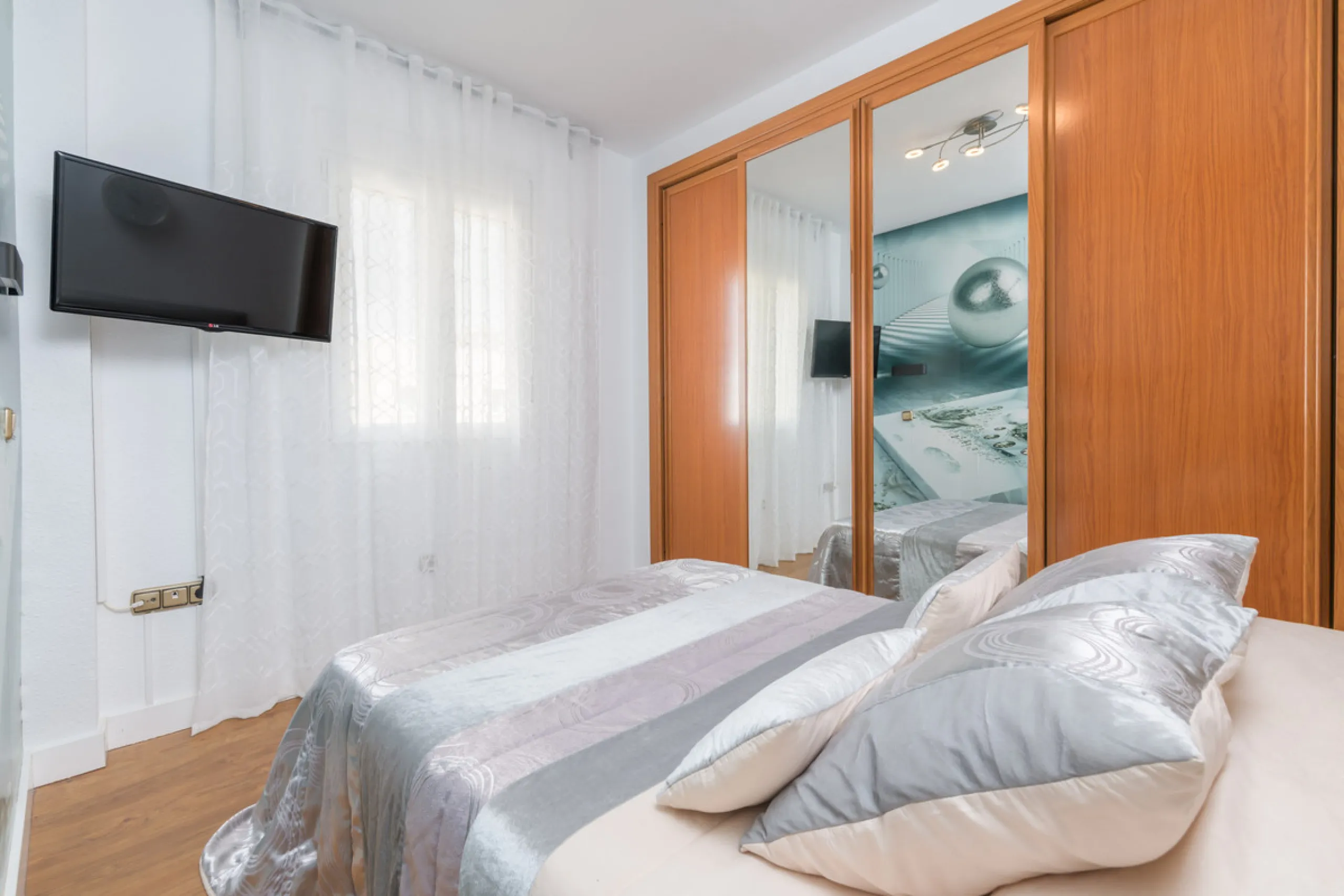 Stunning Modern Duplex with Tourist License — Proven High Yield Investment