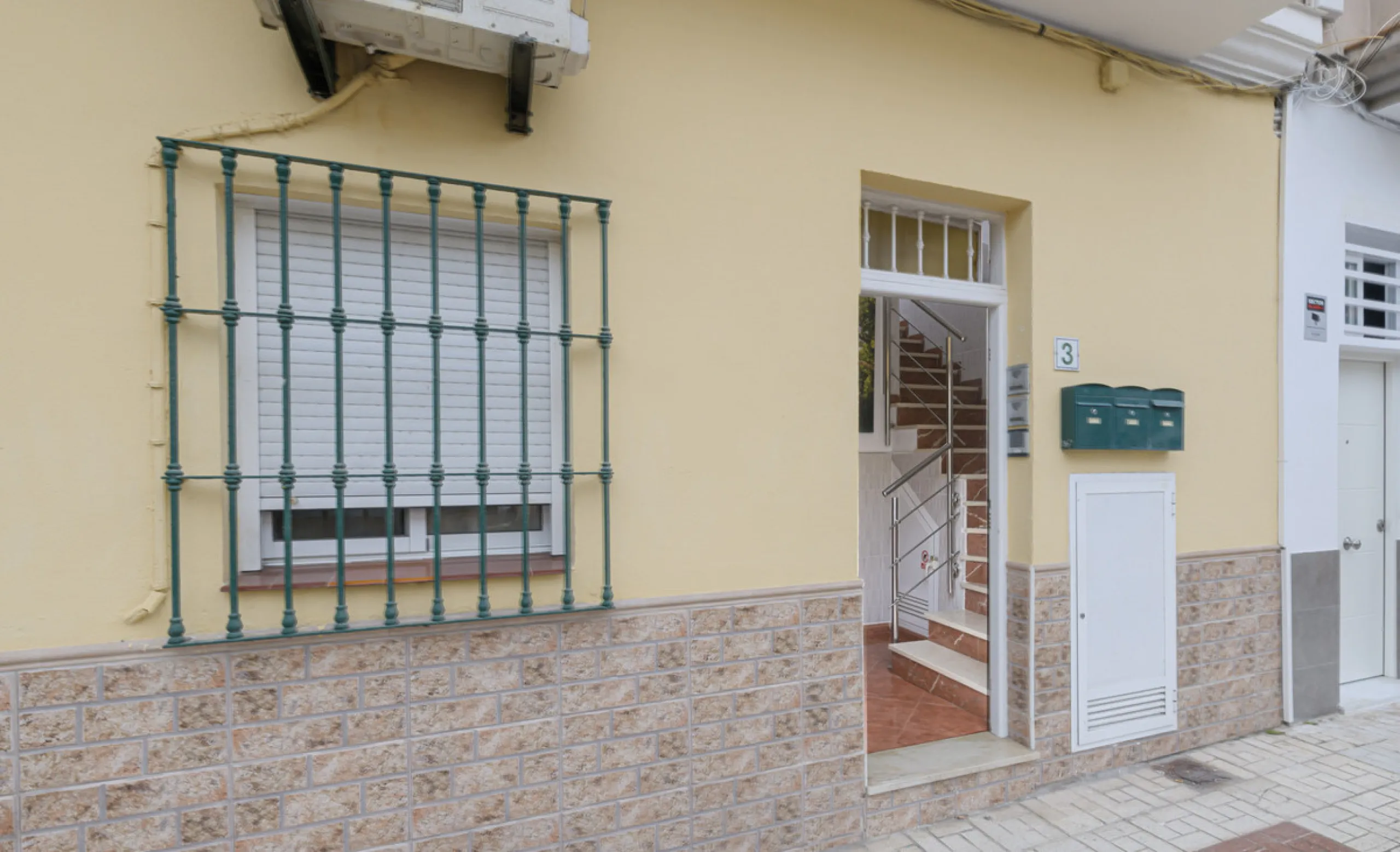 Stunning Modern Duplex with Tourist License — Proven High Yield Investment