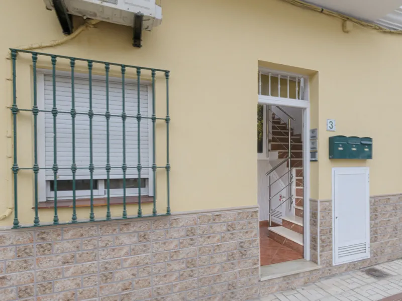 Stunning Modern Duplex with Tourist License — Proven High Yield Investment