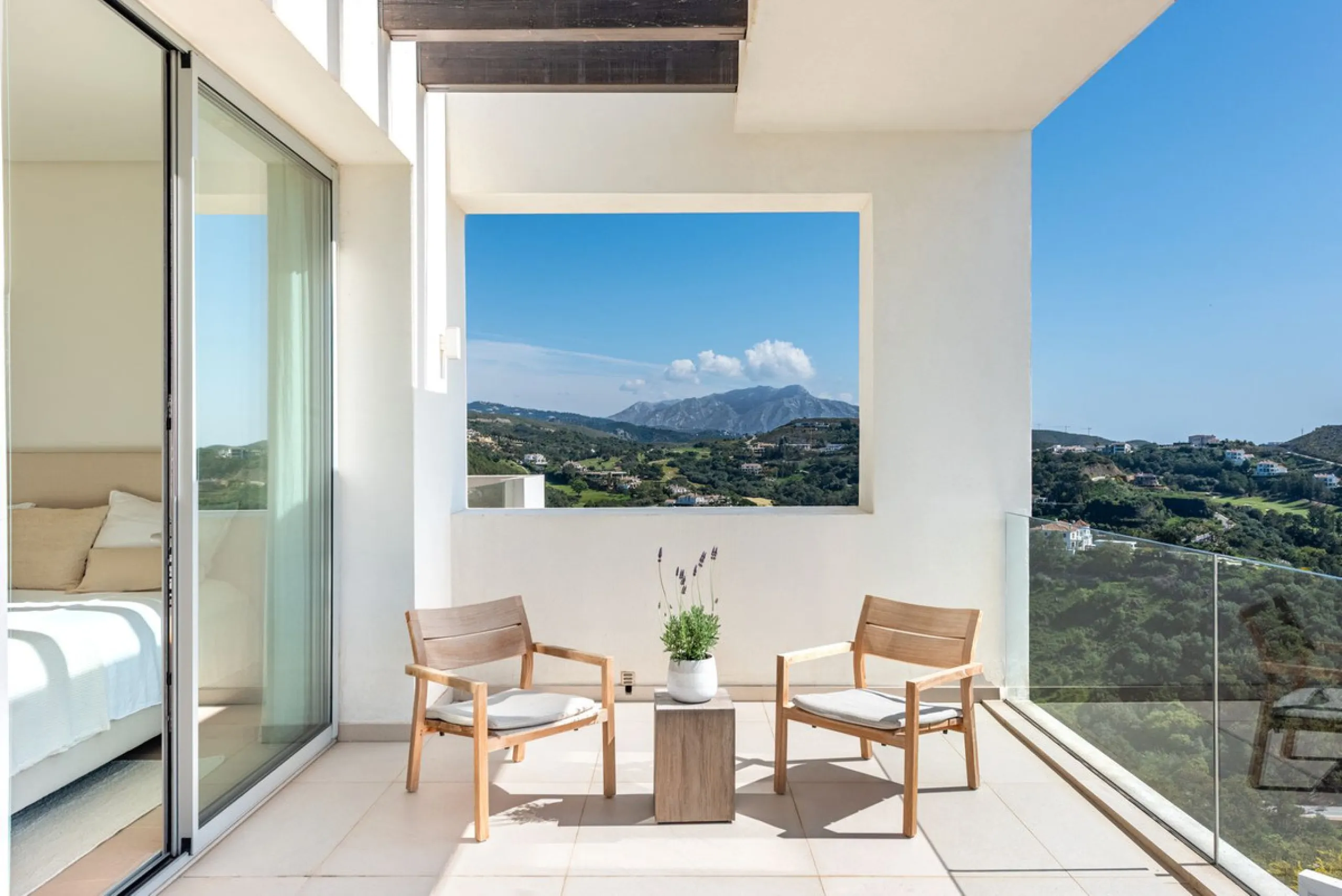 Apartment - Penthouse Duplex в продаже в Benahavís, Málaga. В доме 4 спален и 3 ванных комнат. Площадь дома 142 м²