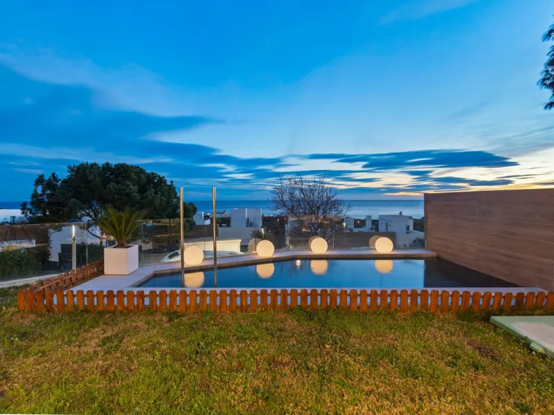 Absolutely stunning, spacious, bright and totally  luxurious   apartment with private garden and pool, enjoying panoramic seaviews.