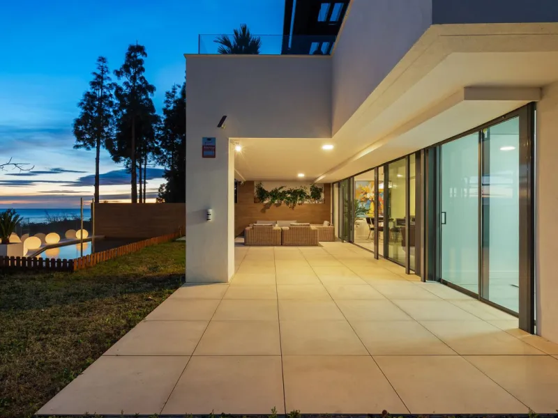 Absolutely stunning, spacious, bright and totally  luxurious   apartment with private garden and pool, enjoying panoramic seaviews.