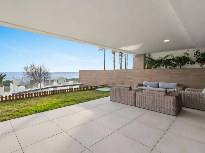 Absolutely stunning, spacious, bright and totally  luxurious   apartment with private garden and pool, enjoying panoramic seaviews.