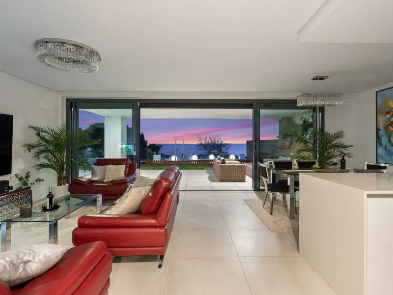 Absolutely stunning, spacious, bright and totally  luxurious   apartment with private garden and pool, enjoying panoramic seaviews.