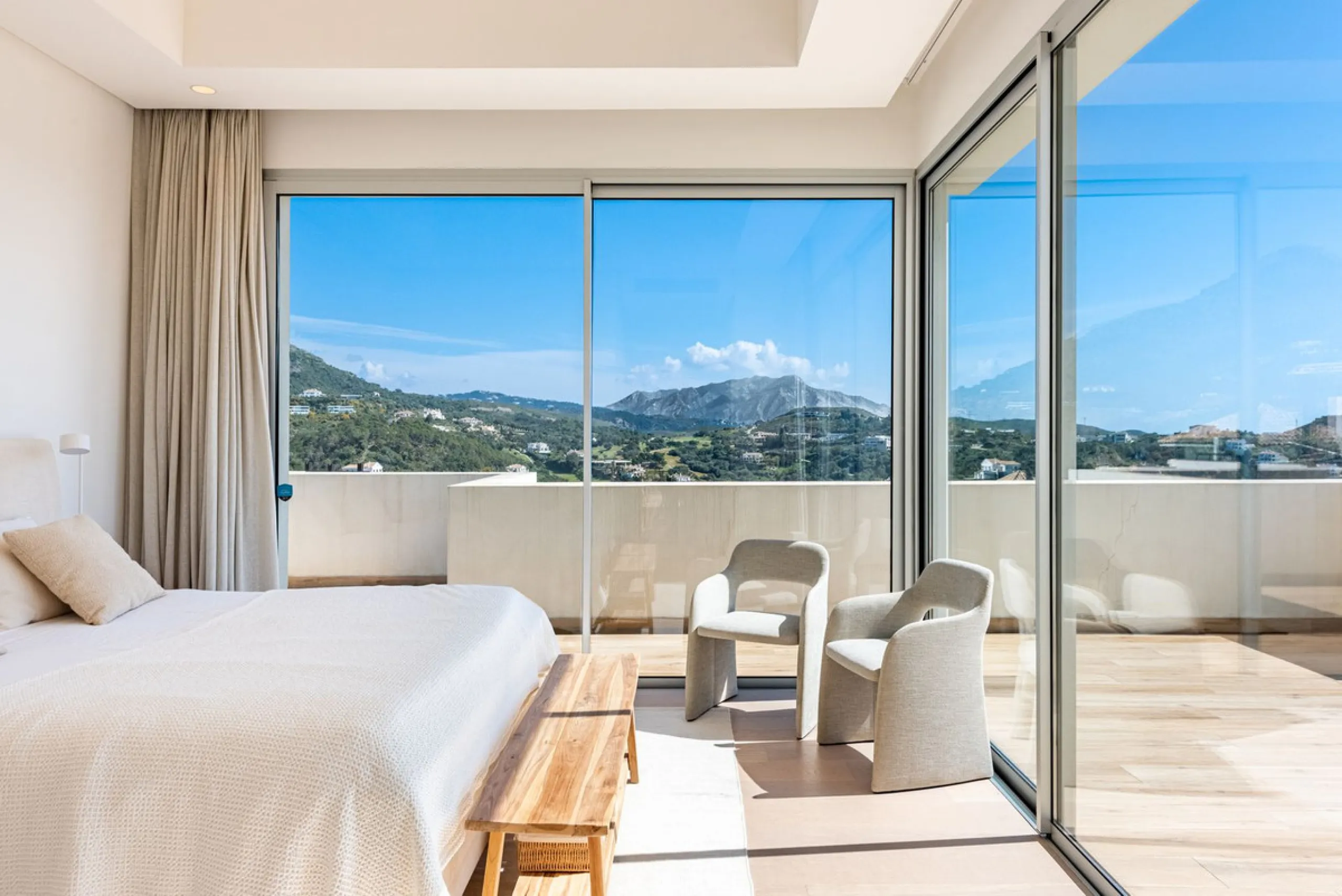 Apartment - Penthouse Duplex в продаже в Benahavís, Málaga. В доме 4 спален и 3 ванных комнат. Площадь дома 142 м²