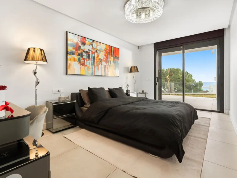 Absolutely stunning, spacious, bright and totally  luxurious   apartment with private garden and pool, enjoying panoramic seaviews.