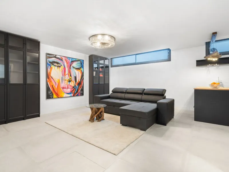 Absolutely stunning, spacious, bright and totally  luxurious   apartment with private garden and pool, enjoying panoramic seaviews.