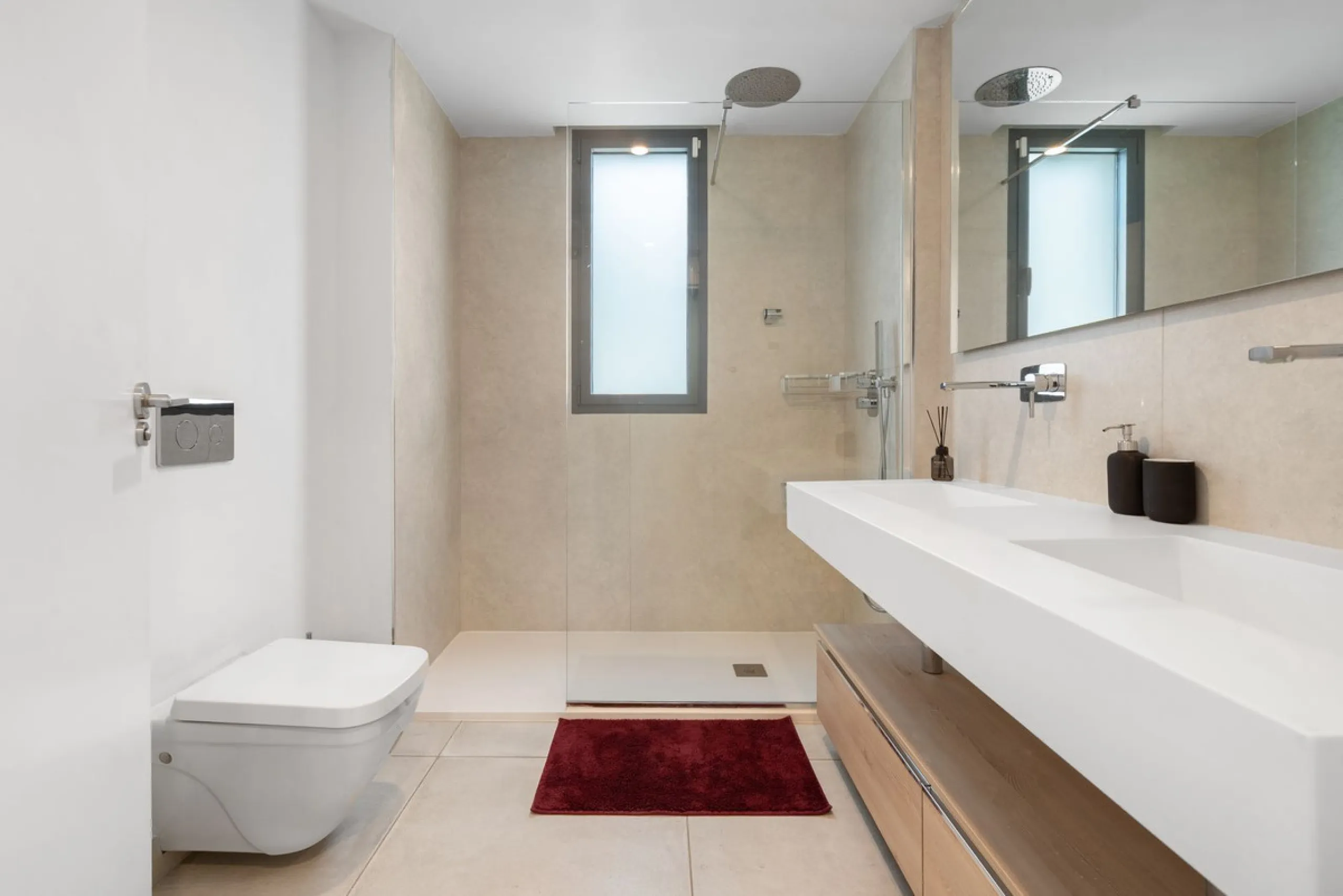 Absolutely stunning, spacious, bright and totally  luxurious   apartment with private garden and pool, enjoying panoramic seaviews.