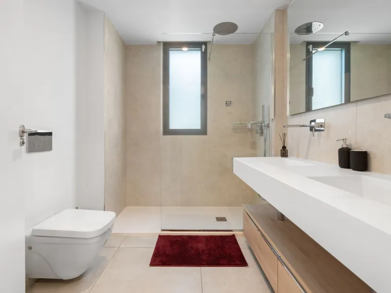 Absolutely stunning, spacious, bright and totally  luxurious   apartment with private garden and pool, enjoying panoramic seaviews.
