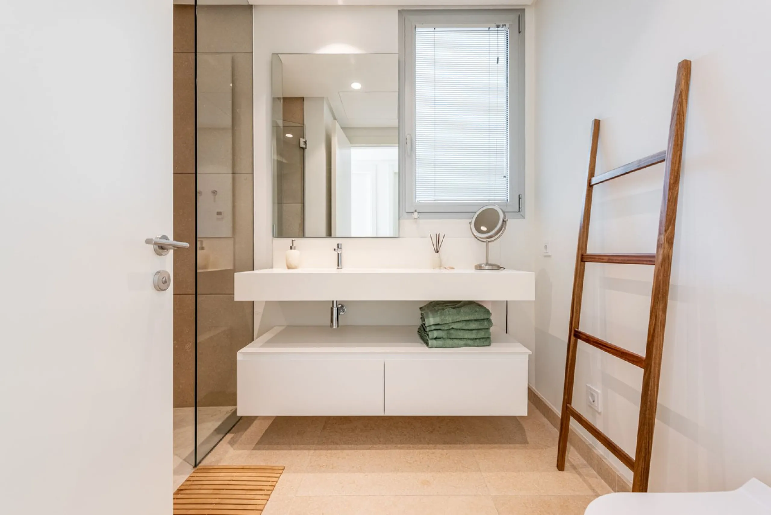 Apartment - Penthouse Duplex в продаже в Benahavís, Málaga. В доме 4 спален и 3 ванных комнат. Площадь дома 142 м²