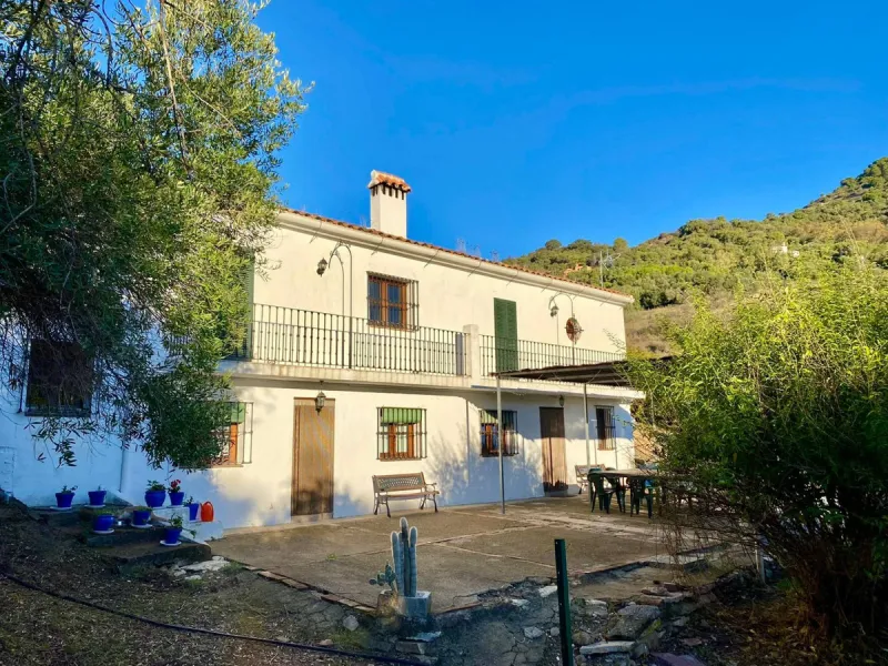 P> Exceptional and rare property just 27 km from the beaches of the  Costa del Sol. An ideal estate for equestrians, featuring a stable block, a spacious farmhouse , a cosy guest casita, and an additional building suitable for conversion into further acco