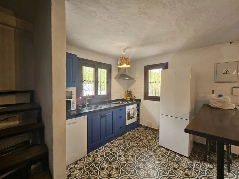 P> Exceptional and rare property just 27 km from the beaches of the  Costa del Sol. An ideal estate for equestrians, featuring a stable block, a spacious farmhouse , a cosy guest casita, and an additional building suitable for conversion into further acco