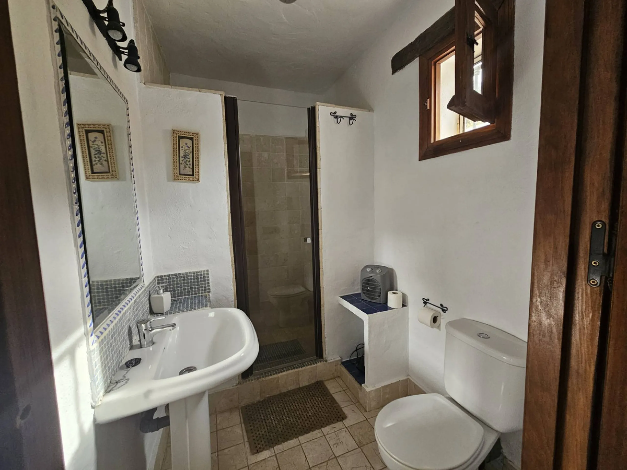 P> Exceptional and rare property just 27 km from the beaches of the  Costa del Sol. An ideal estate for equestrians, featuring a stable block, a spacious farmhouse , a cosy guest casita, and an additional building suitable for conversion into further acco