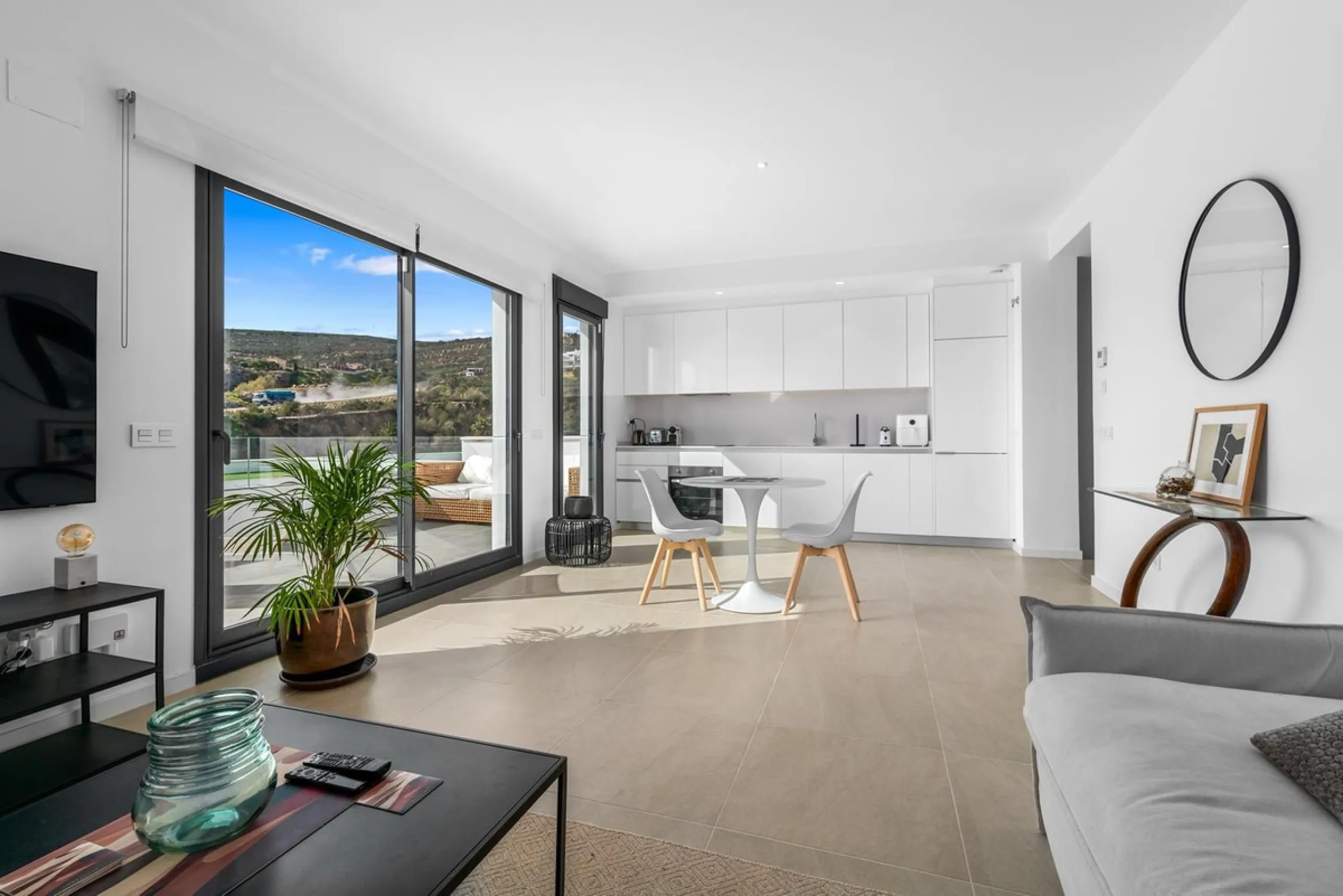 Magnificent apartment , located within the highly sought-after development of Bahía de las Rocas – Manilva. The property offers two bedrooms and two bathrooms, combining comfort, elegance, and functionality. From the moment you enter, a welcoming entrance