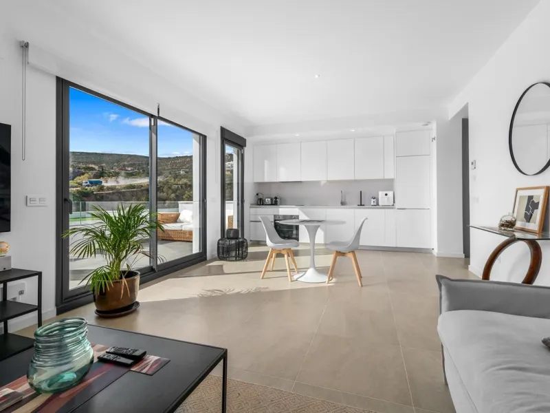 Magnificent apartment , located within the highly sought-after development of Bahía de las Rocas – Manilva. The property offers two bedrooms and two bathrooms, combining comfort, elegance, and functionality. From the moment you enter, a welcoming entrance