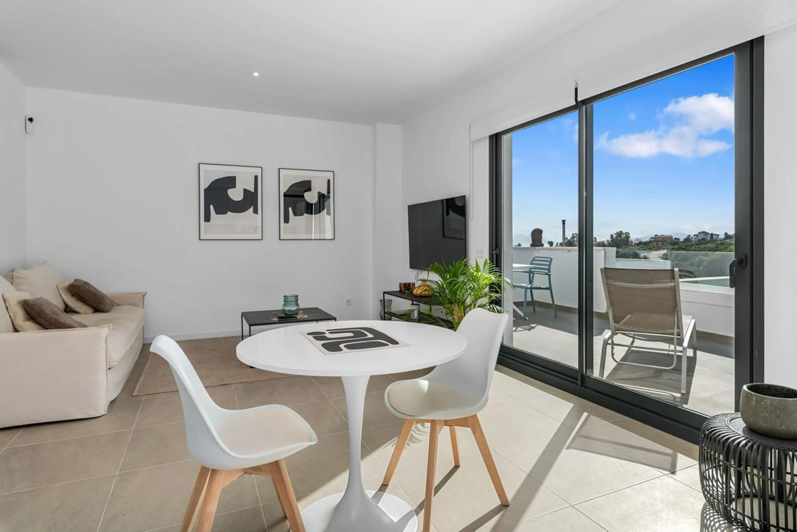 Magnificent apartment , located within the highly sought-after development of Bahía de las Rocas – Manilva. The property offers two bedrooms and two bathrooms, combining comfort, elegance, and functionality. From the moment you enter, a welcoming entrance